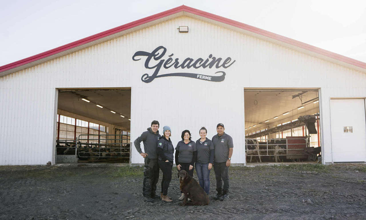 Caroline et Nelson Lavoie devant la ferme